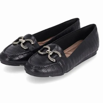 Mocassins pretos com padrão crocodilo e detalhe metálico prateado