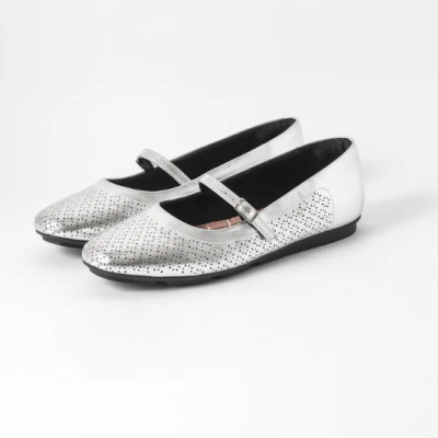 Sapatilhas infantis prateadas com tira e fivela