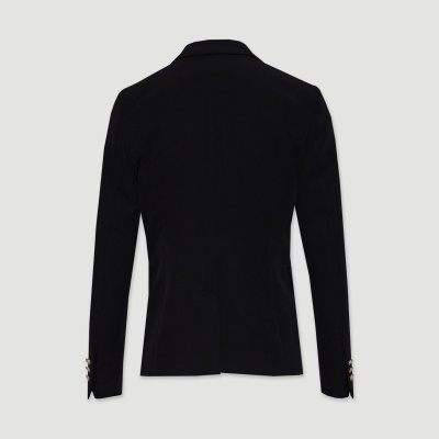 Blazer feminino preto vista traseira com botões dourados nos punhos