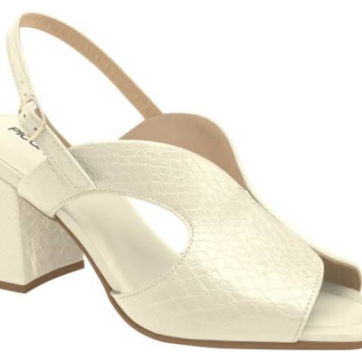 Sandália branca com salto médio e textura de pele de réptil