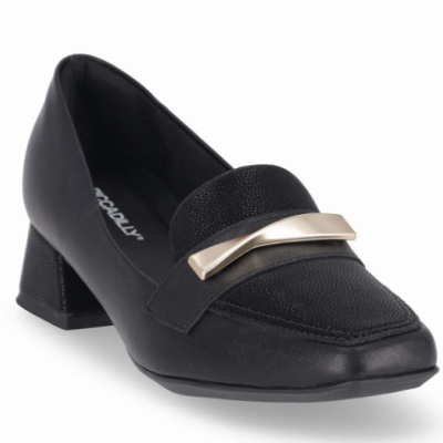 Sapato feminino preto tipo mocassim com detalhe metálico dourado