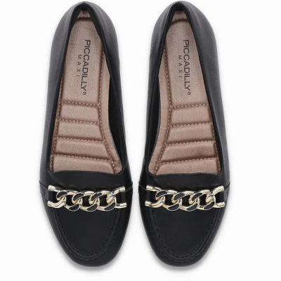 Sapatos mocassim pretos com corrente dourada e interior acolchoado