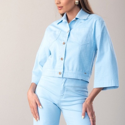 Conjunto azul claro de casaco curto e calças com textura tipo veludo