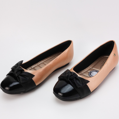 Sapatilhas femininas bege com biqueira preta e laço preto