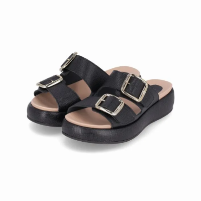 Chinelos pretos com fivelas prateadas e sola grossa