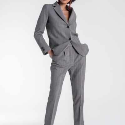 Conjunto cinzento risca de giz com blazer e calças, botas castanhas, modelo em fundo branco