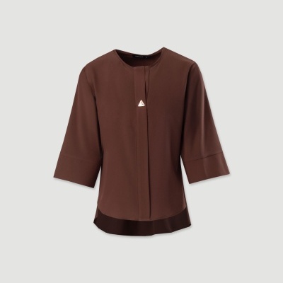 Blusa castanha de manga três quartos com decote redondo