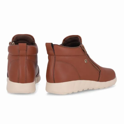 Botas castanhas casuais com sola branca e zíper lateral