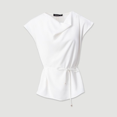 Blusa branca com gola e cinto sobre fundo cinzent claro