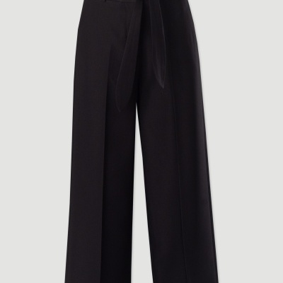 Calças largas pretas com cinto trançado preto e branco