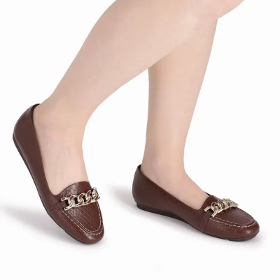 Sapatos mocassim castanhos com corrente dourada