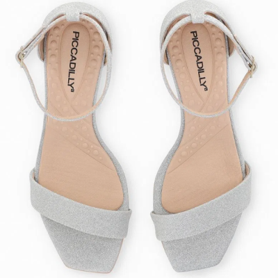 Sandálias prateadas PICCADILLY com tiras cruzadas e fivelas ao tornozelo.