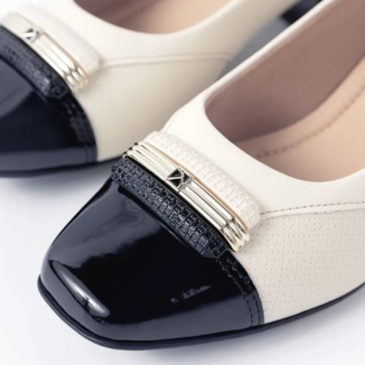 Sapatos planos femininos creme e preto com decoração metálica