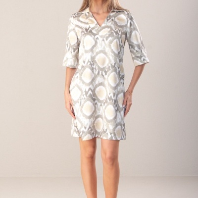 Vestido curto cinza e bege com padrão abstracto e decote em V