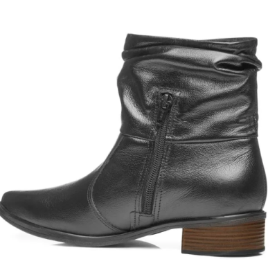 Bota preta de couro com salto baixo