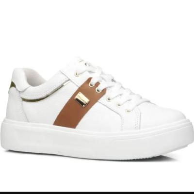 Ténis brancos com sola alta e detalhes castanhos e dourados.