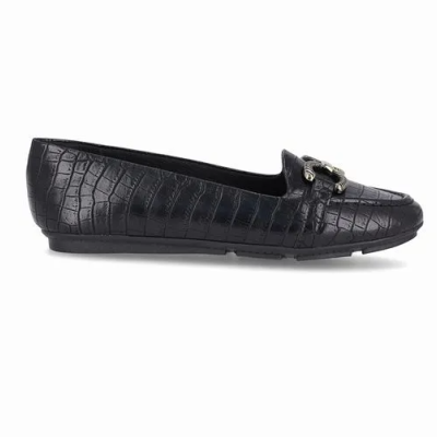 sapato mocassim preto com padrão de crocodilo e detalhe metálico