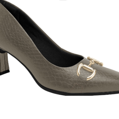 Sapato de salto médio feminino cinza esverdeado com textura tipo pele de crocodilo e detalhe metálico dourado