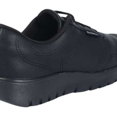 Tênis preto de couro sintético com sola preta e etiqueta PEGADA