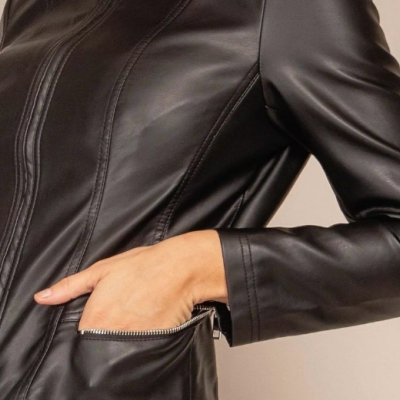 Casaco preto de pele sintética com bolso com fecho em fecho prateado