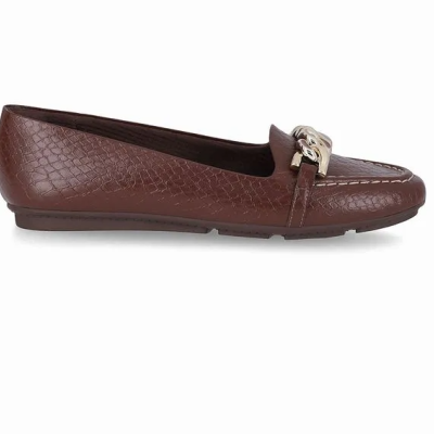 Mocassim feminino castanho em imitação de pele com detalhe metálico