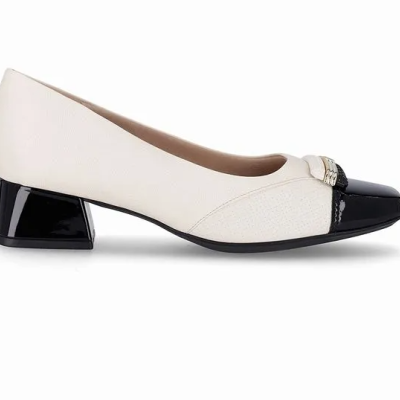 Sapato de senhora branco com biqueira preta e salto baixo.