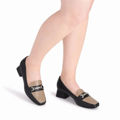 Sapatos de salto médio preto e dourado com decoração metálica