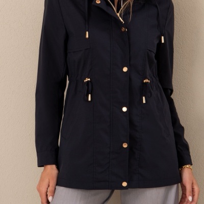 Casaco impermeável azul escuro com fecho de botões dourados e calças cinzentas claras