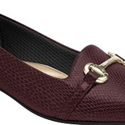 Mocassim feminino bordeaux com detalhe metálico dourado e textura