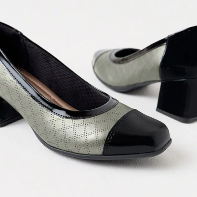 Sapatos de salto baixo cinza com biqueira preta e padrão de losangos