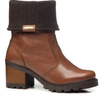 Bota feminina castanha de couro com salto grosso em madeira e parte superior em tecido tricot castanho escuro