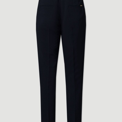 calças pretas de corte reto com dois bolsos traseiros e cinturão elástico