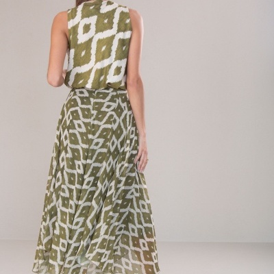 Vestido comprido verde e branco com padrão geométrico