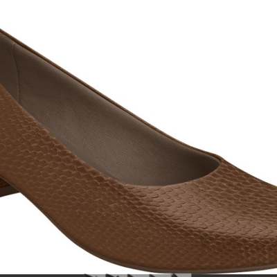 Sapato feminino castanho com salto médio e textura de escamas