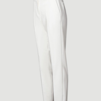 Calças brancas elegantes com etiqueta preta na cintura