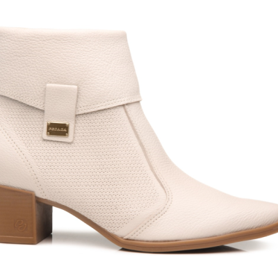 Bota feminina bege claro com salto médio quadrado em madeira e detalhe dourado PRADA