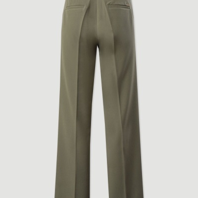 Calças verde-oliva com cós preto e bolsos traseiros visíveis