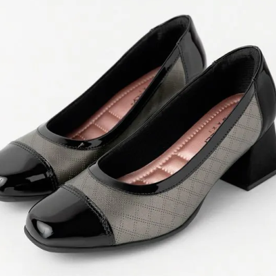 Sapatos de salto médio com biqueira preta e corpo cinza quadriculado