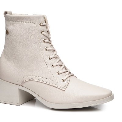 Bota feminina bege claro de cano médio com atacadores e salto quadrado.
