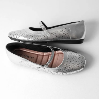 Sapatos prateados de mulher com fivela e perfurações em fundo branco