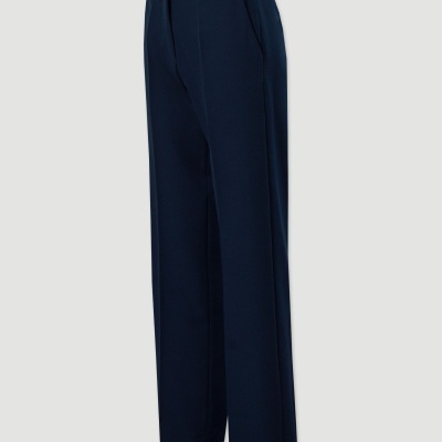 Calças azul escuro com corte reto e cintura elástica preta nas laterais