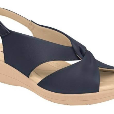 Sandália azul-marinho com sola bege e tira ajustável