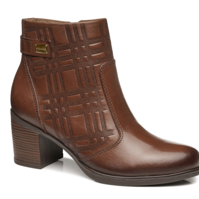 Bota castanha de pele com padrão geométrico e salto grosso médio