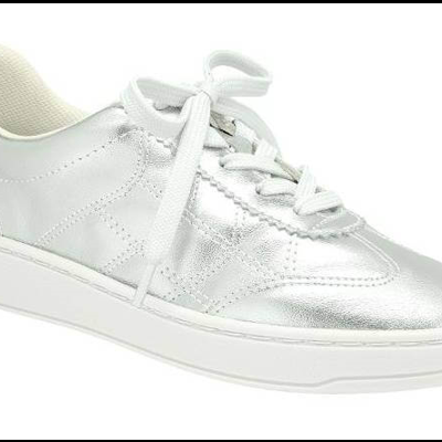 Tênis prateado com sola branca e cadarços brancos