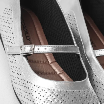 Sapatos femininos prateados com tiras e padrão floral perfurado