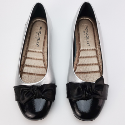 Par de sapatilhas femininas prateadas e pretas com laço