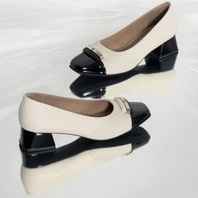 Sapatos de salto médio com bico e salto em preto e corpo bege com detalhe metálico.