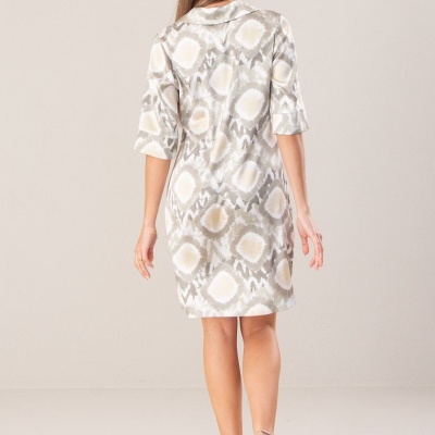 Vestido feminino padrão abstrato bege, cinzento e branco visto de costas