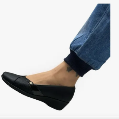 Sapato preto de senhora com detalhe texturizado e calça de ganga azul claro