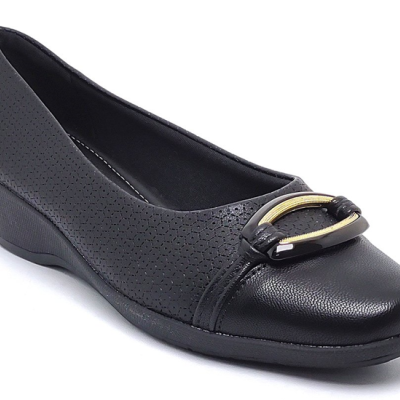 Sapato feminino preto com cunha e detalhe metálico